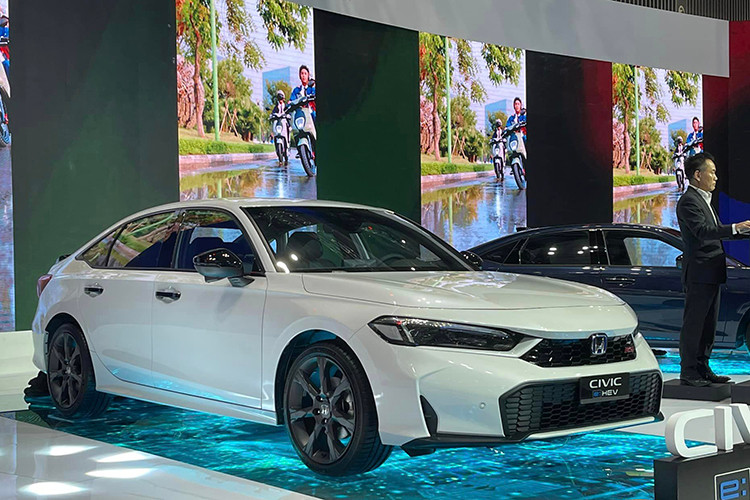 Ngoài ra, xe còn được trang bị hộp số tự động E-CVT, tích hợp một mô-tơ phát điện để sạc điện cho pin khi cần thiết và hỗ trợ vận hành mô-tơ kéo. Mô-tơ kéo với vòng quay cực đại 2.000 vòng/phút sản sinh lực kéo mô-tơ 315 Nm. Khi cả động cơ đốt trong và mô-tơ điện cùng kết hợp sẽ sản sinh công suất tổng cộng 200 mã lực.