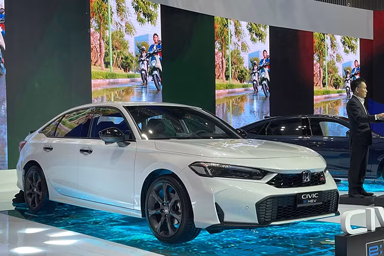 Ngoài ra, xe còn được trang bị hộp số tự động E-CVT, tích hợp một mô-tơ phát điện để sạc điện cho pin khi cần thiết và hỗ trợ vận hành mô-tơ kéo. Mô-tơ kéo với vòng quay cực đại 2.000 vòng/phút sản sinh lực kéo mô-tơ 315 Nm. Khi cả động cơ đốt trong và mô-tơ điện cùng kết hợp sẽ sản sinh công suất tổng cộng 200 mã lực.