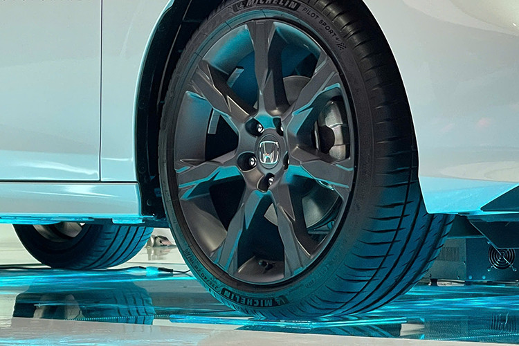 Riêng phiên bản e:HEV RS được trang bị hệ truyền động hybrid mới, kết hợp động cơ xăng 4 xi-lanh, dung tích 2.0L và mô-tơ điện. Động cơ xăng tạo ra công suất tối đa 139 mã lực ở vòng tua 6.000 vòng/phút trong khi con số tương ứng của mô-tơ điện là 181 mã lực ở dải vòng tua 5.000 - 6.000 vòng/phút.