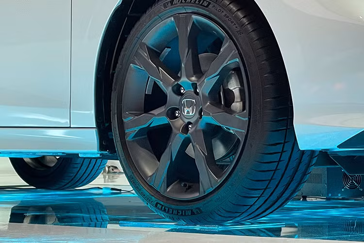 Riêng phiên bản e:HEV RS được trang bị hệ truyền động hybrid mới, kết hợp động cơ xăng 4 xi-lanh, dung tích 2.0L và mô-tơ điện. Động cơ xăng tạo ra công suất tối đa 139 mã lực ở vòng tua 6.000 vòng/phút trong khi con số tương ứng của mô-tơ điện là 181 mã lực ở dải vòng tua 5.000 - 6.000 vòng/phút.