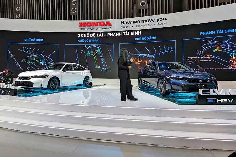 Cuối cùng là gói công nghệ hỗ trợ lái xe an toàn tiên tiến Honda Sensing tiêu chuẩn với các tính năng gồm hệ thống phanh giảm thiểu va chạm (CMBS), đèn pha thích ứng tự động (AHB), hệ thống kiểm soát hành trình thích ứng bao gồm dải tốc độ thấp (ACC with LSF), hệ thống giảm thiểu chệch làn đường (RDM), hệ thống hỗ trợ giữ làn đường (LKAS) và hệ thống thông báo xe phía trước khởi hành (LCDN).