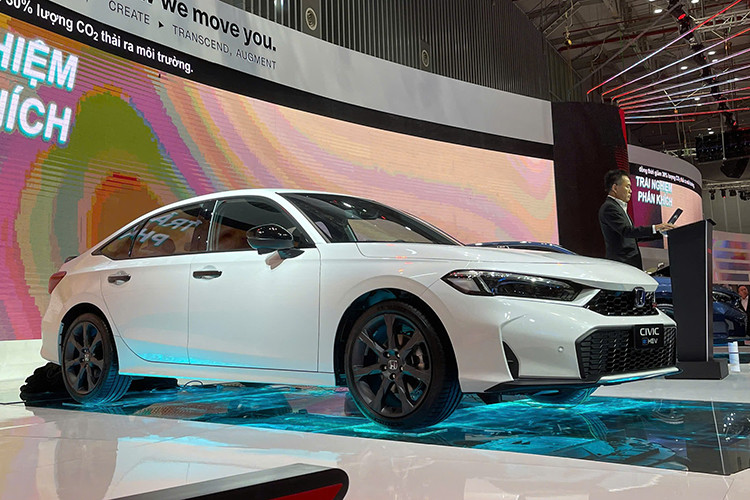 Về ngoại hình, Honda Civic 2025 mới đã "lột xác" hoàn toàn. Xe sở hữu kích thước tổng thể không có nhiều thay đổi so với bản tiền nhiệm, với chiều dài 4.681 mm, rộng 1.802 mm, cao 1.415 mm cùng chiều dài cơ sở 2.734 mm. Khoảng sáng gầm 128 mm.