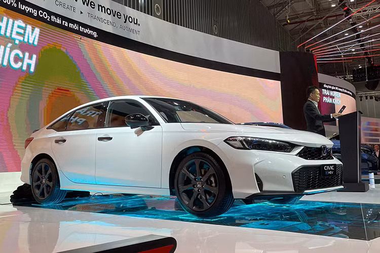 Về ngoại hình, Honda Civic 2025 mới đã "lột xác" hoàn toàn. Xe sở hữu kích thước tổng thể không có nhiều thay đổi so với bản tiền nhiệm, với chiều dài 4.681 mm, rộng 1.802 mm, cao 1.415 mm cùng chiều dài cơ sở 2.734 mm. Khoảng sáng gầm 128 mm.