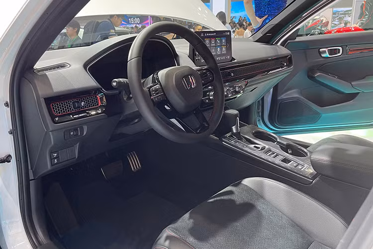 Bên cạnh ngoại thất thể thao độc đáo, nội thất của Civic 2025 mới (phiên bản RS, e:HEV RS) được thiết kế chỉn chu với bảng đồng hồ trung tâm 10.2 inch, sang trọng với ghế bọc da lộn cùng đường viền chỉ đỏ tương phản như một điểm chấm phá hấp dẫn thị giác, góp phần tôn lên sự mạnh mẽ và phóng khoáng cho chủ nhân.