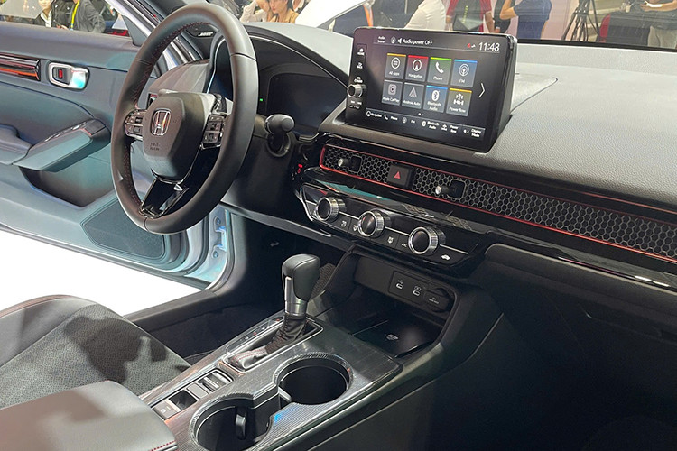 Hệ thống kết nối viễn thông Honda Connect, hệ thống âm thanh Bose 12 loa, 2 cổng sạc Type C, màn hình thông tin giải trí 9 inch, hỗ trợ kết nối điện thoại thông minh không dây, ghế lái chỉnh điện 8 hướng, bản đồ định vị và điều hòa tự động 2 vùng cũng được trang bị cho hai phiên bản RS. Trong khi đó, hệ thống chủ động kiểm soát tiếng ồn (ANC) được áp dụng trên phiên bản e:HEV RS.