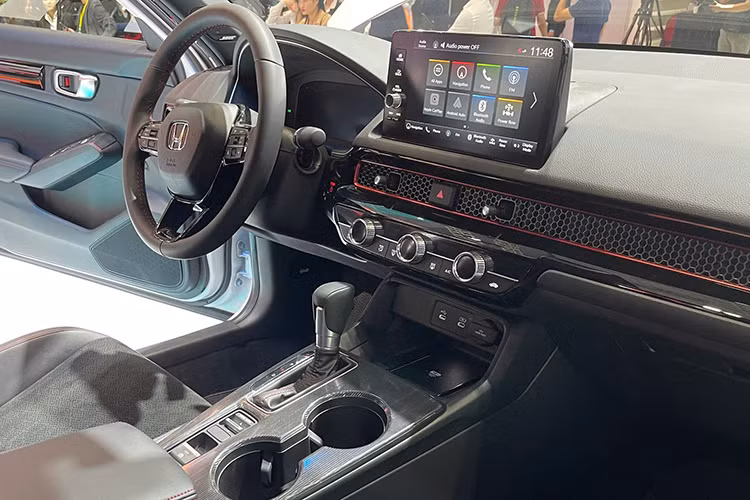 Hệ thống kết nối viễn thông Honda Connect, hệ thống âm thanh Bose 12 loa, 2 cổng sạc Type C, màn hình thông tin giải trí 9 inch, hỗ trợ kết nối điện thoại thông minh không dây, ghế lái chỉnh điện 8 hướng, bản đồ định vị và điều hòa tự động 2 vùng cũng được trang bị cho hai phiên bản RS. Trong khi đó, hệ thống chủ động kiểm soát tiếng ồn (ANC) được áp dụng trên phiên bản e:HEV RS.