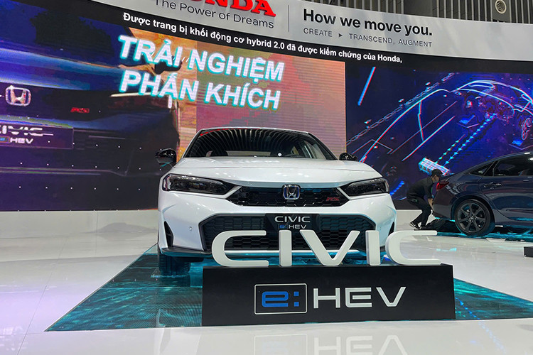 Lưới tản nhiệt mới của mẫu xe sedan Honda Civic 2025 được thiết kế với họa tiết lục giác độc đáo, kết hợp cùng cản trước sắc nét và hốc gió lớn không chỉ tăng cường tính thể thao mà còn tối ưu hóa tính khí động học, giúp xe di chuyển mượt mà hơn ngay cả ở tốc độ cao.