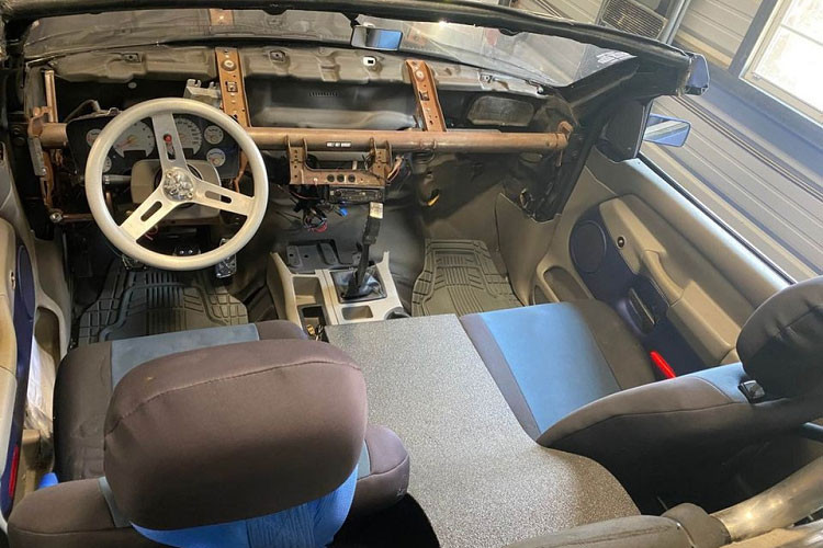 Điều bất ngờ là khoang lái được tháo bỏ nhưng hệ thống âm thanh trên xe được Memphis Audio nâng cấp. Gồm một loa siêu trầm 15 inch, 4 loa cánh cửa và 2 bộ khuếch đại nằm dưới ghế ngồi. Theo người bán, dàn âm thanh này có giá 2.500 đô la, bằng một phần ba giá của chiếc xe.