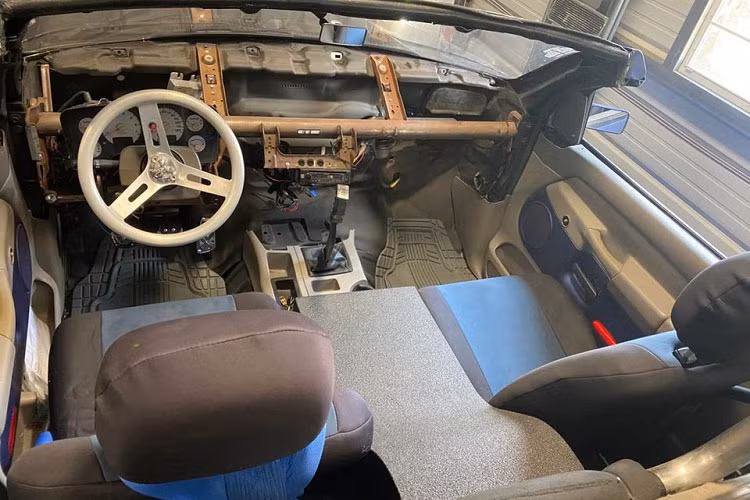 Điều bất ngờ là khoang lái được tháo bỏ nhưng hệ thống âm thanh trên xe được Memphis Audio nâng cấp. Gồm một loa siêu trầm 15 inch, 4 loa cánh cửa và 2 bộ khuếch đại nằm dưới ghế ngồi. Theo người bán, dàn âm thanh này có giá 2.500 đô la, bằng một phần ba giá của chiếc xe.