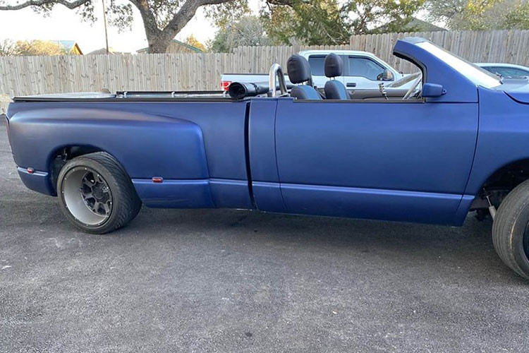 Điều đặc biệt là người chủ chiếc Dodge Ram 1500 đời cũ này đã tự tay cắt bỏ phần mui xe, thay đổi kính chắn gió, mở rộng chắn bùn sau, chủ xe còn nâng cấp hệ thống treo thành treo khí nén, càng A mới và bộ vành 20 inch phía sau. Xe không có máy lạnh hoặc sưởi nên rất khó để di chuyển vào mùa hè hoặc mùa đông.