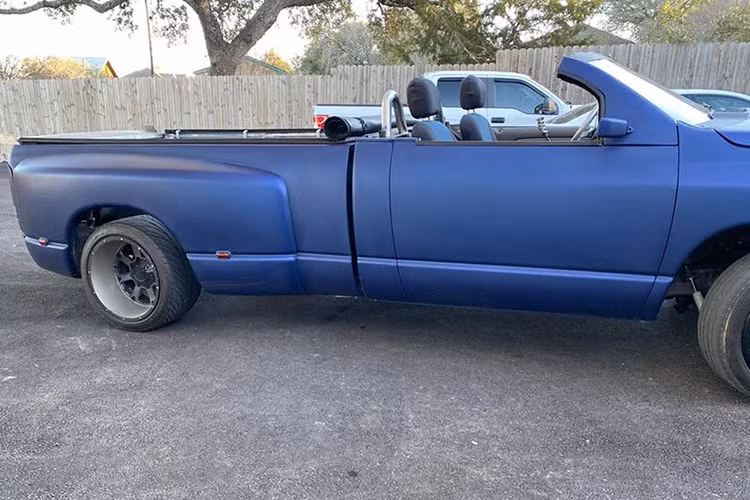 Điều đặc biệt là người chủ chiếc Dodge Ram 1500 đời cũ này đã tự tay cắt bỏ phần mui xe, thay đổi kính chắn gió, mở rộng chắn bùn sau, chủ xe còn nâng cấp hệ thống treo thành treo khí nén, càng A mới và bộ vành 20 inch phía sau. Xe không có máy lạnh hoặc sưởi nên rất khó để di chuyển vào mùa hè hoặc mùa đông.