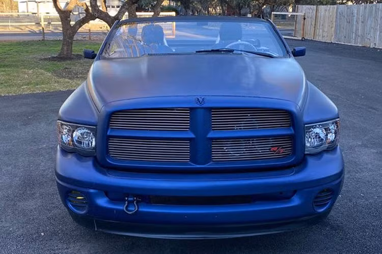 Xe được trang bị động cơ Magnum V8 dung tích 4.7L kết hợp với hộp số sàn 5 cấp và hệ dẫn động cầu sau. Động cơ sản sinh công suất 235 mã lực và mô-men xoắn 400 Nm. Người bán gợi ý rằng chiếc xe tải đã được sửa đổi “chạy và lái tốt” và mô tả nó là “một chiếc xe bắt mắt tuyệt vời”.