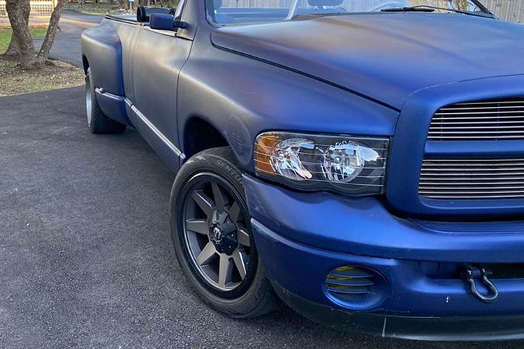 Chiếc xe Dodge Ram 1500 mui trần này đã được thay thế bộ bảng điều khiển trung tâm, bảng táp-lô, bệ tỳ tay đã được tháo bỏ hoàn toàn. Bộ phận duy nhất được giữ lại là bảng đồng hồ. Vô lăng nguyên bản cũng được thay thế bằng vô lăng 3 chấu thể thao. Cần số cũng được thay mới.