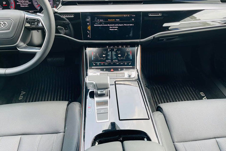 Về mặt công nghệ an toàn, Audi A8L 2021 có hệ thống kiểm soát hành trình chủ động Adaptive Cruise Control, hệ thống hỗ trợ cảnh báo làn đường và camera 360 độ có thể giả lập phối cảnh xung quanh xe. Đây đều là những công nghệ cực kỳ thuận tiện để người lái có thể thoải mái hơn khi vận hành một chiếc sedan cỡ lớn có chiều dài lên tới 5.302 mm như Audi A8L mới.