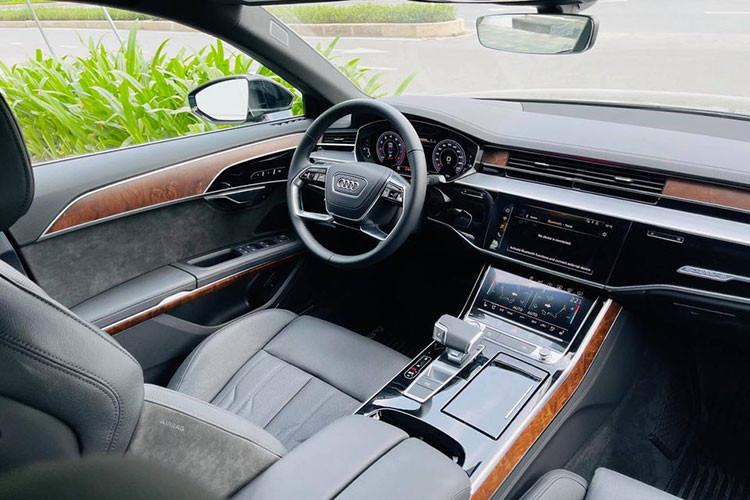 Ở thế hệ mới, Audi A8L sở hữu những đường nét mang tính biểu tượng của Audi với hệ chiếu sáng LED Matrix HD cùng lưới tản nhiệt lục giác mạ crôm cỡ lớn tích hợp cảm biến và camera 360. Trong khi đó, bên trong mẫu xe này xuất hiện không gian sang trọng, tiện nghi và hiện đại.