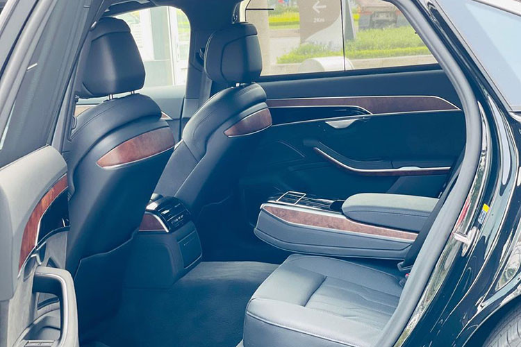 Phía sau hàng ghế thứ nhất là không gian cực kỳ rộng rãi, thoải mái nhờ chiều dài cơ sở lên tới 3.128 mm (tăng 32 mm so với thế hệ cũ) và chiều cao nâng thêm 15 mm lên 1.488 mm. Ở chiếc Audi A8L 2021 nhập khẩu tư nhân về Việt Nam, hàng ghế thứ hai là dạng ghế băng liền với 3 chỗ ngồi thay vì 2 chỗ ngồi kiểu chủ tịch như xe từng được ra mắt tại triển lãm VMS 2019.