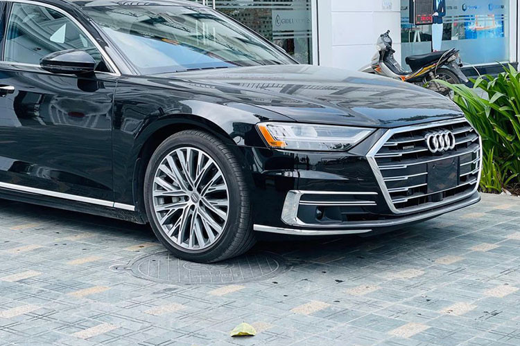 Mới đây, những hình ảnh chụp một chiếc Audi A8L thế hệ thứ 4 đã bất ngờ xuất hiện trên mạng xã hội cho thấy mẫu sedan hạng sang này đã về đến Việt Nam. Qua tìm hiểu thông tin, chúng tôi được biết rằng chiếc Audi A8L này được nhập khẩu thông qua con đường tư nhân.