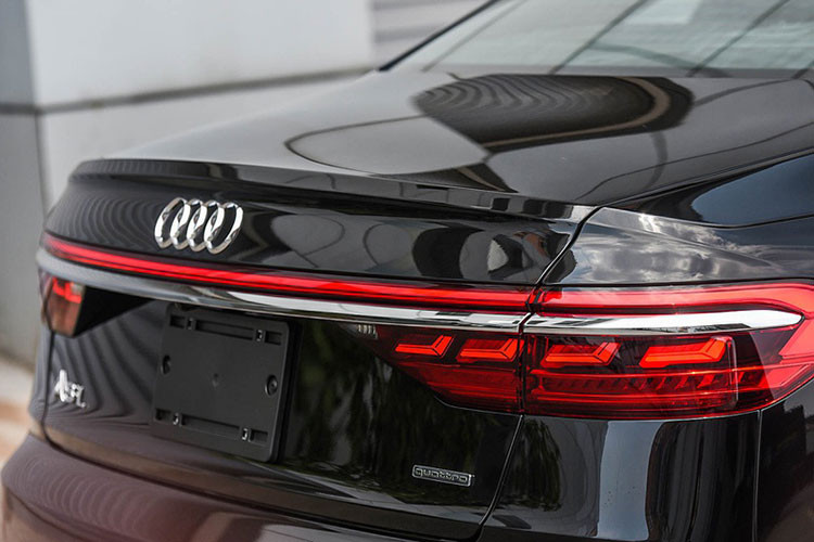 Thiết kế Audi A8L 2021 mới nổi bật với những đường nét tạo hình góc cạnh, lưới tản nhiệt cỡ lớn hình lục giác và cụm đèn hậu bao trọn phần đuôi. Model nhập từ Mỹ có thêm chi tiết phản quang màu vàng ở đèn pha. Là chiếc sedan lớn nhất của Audi, A8 L có số đo dài x rộng x cao lần lượt 5.302 x 1.945 x 1.488 mm, chiều dài cơ sở đạt 3.128 mm.