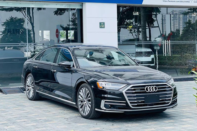 Mẫu xe sang Audi A8L cỡ lớn vốn có mặt tại Việt Nam từ khoảng những năm 2014 qua con đường nhập khẩu chính hãng. Tuy nhiên, đến khoảng cuối năm 2016, mẫu xe này đã âm thầm biến mất khỏi thị trường rồi bất ngờ được giới thiệu lại một lần nữa tại triển lãm ô tô Việt Nam 2019 với thế hệ thứ 4 hiện đại và bắt mắt hơn. Đáng tiếc, sau hơn 2 năm, Audi A8L vẫn chưa được phân phối chính hãng tại Việt Nam.