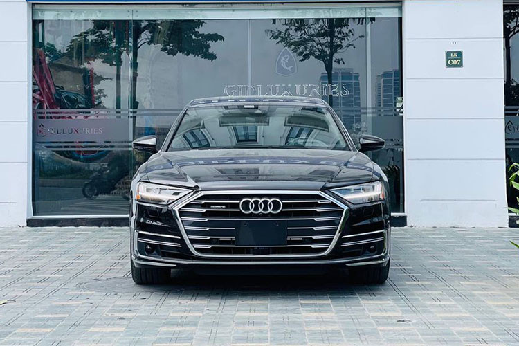 Sau khi ra mắt, Audi A8L thế hệ thứ 4 đã nhận được rất nhiều giải thưởng như “World Luxury Car 2018” hay “Editors’ Choice 2019”. Theo một số nguồn tin, giá xe Audi A8L 2021 sẽ có mức bán ra tại đại lý tư nhân khoảng hơn 7 tỷ đồng sau khi hoàn thiện các thủ tục pháp lý. Đây được xem là đối thủ của Mercedes-Benz S 450 L Luxury tại Việt Nam.