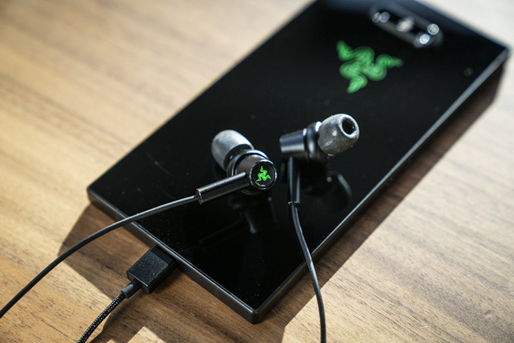 Ngoài ra, điện thoại Razer Phone 2 mới cũng được xem là thiết bị gaming duy nhất có khả năng sạc không dây. Hầu hết những mẫu máy chuyên chơi game khác đều phục vụ cho việc chơi game, mà quên mất đi những tính năng cần thiết của một thiết bị thông thường.