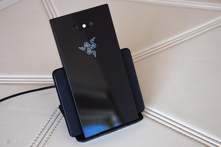 Không chỉ đơn thuần là đảm trách mượt mà, nhanh nhậy những tựa game có đồ hoạ cao, Razer Phone 2 còn rất phù hợp để đáp ứng lại các thao tác sử dụng thường ngày, chẳng hạn như chuẩn chống nước IP67 giúp thiết bị có thể sử dụng ngoài trời mưa hay thậm chí dưới nước.