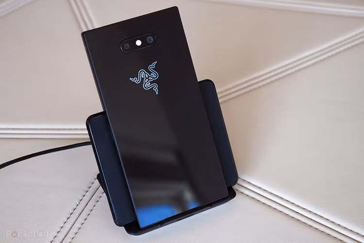 Không chỉ đơn thuần là đảm trách mượt mà, nhanh nhậy những tựa game có đồ hoạ cao, Razer Phone 2 còn rất phù hợp để đáp ứng lại các thao tác sử dụng thường ngày, chẳng hạn như chuẩn chống nước IP67 giúp thiết bị có thể sử dụng ngoài trời mưa hay thậm chí dưới nước.