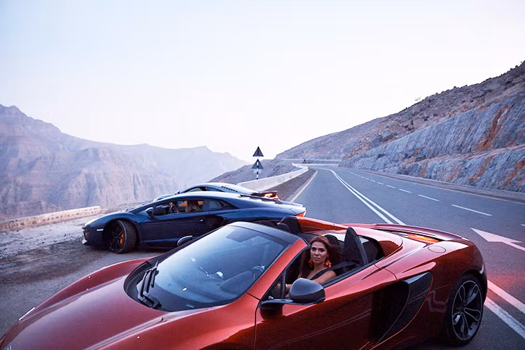 Để được tham gia vào câu lạc bộ siêu xe này, yêu cầu đặt ra đầu tiên phải là một người phụ nữ biết lái xe và sở hữu ít nhất một siêu xe. 