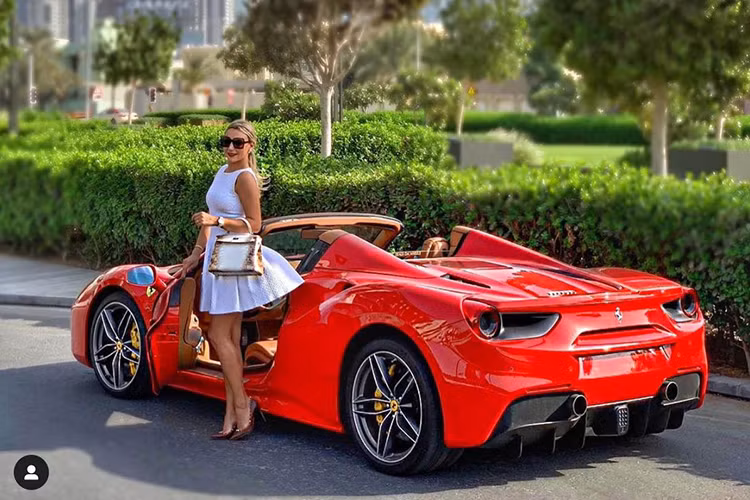 Tháng 2/2017, McLaren đã tổ chức sự kiện lái xe dành riêng cho phái nữ tại Dubai với sự tham gia của Arabian Gazelles. Sau đó không lâu, các thành viên cũng tiếp tục được Rolls-Royce mời tham gia lái thử dòng hiệu suất cao Rolls-Royce Ghost Black Badge tại Dubai Autodrome.