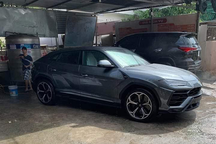 Mới đây đại lý của Lamborghini Việt Nam không chỉ bàn giao chiếc siêu SUV Lamborghini Urus cho đại gia Minh Nhựa, mà còn vận chuyển chiếc Urus thứ 2 tại cho một đại gia khác tại Nha Trang, Khánh Hoà.