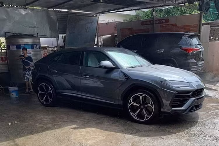Mới đây đại lý của Lamborghini Việt Nam không chỉ bàn giao chiếc siêu SUV Lamborghini Urus cho đại gia Minh Nhựa, mà còn vận chuyển chiếc Urus thứ 2 tại cho một đại gia khác tại Nha Trang, Khánh Hoà.