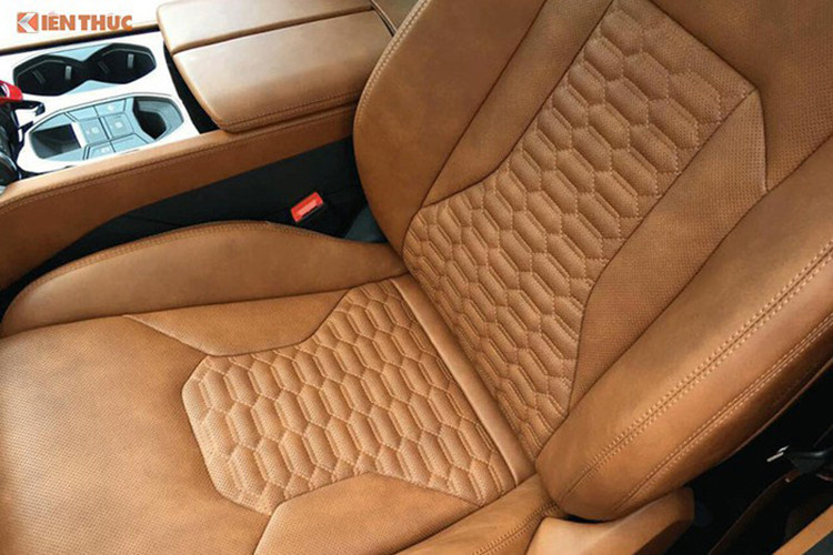 Hàng ghế phía sau của chiếc Lamborghini Urus tại Việt Nam mang màu ghi xám là 3 chỗ ngồi. Ngoài ra, hãng siêu xe Lamborghini còn mang đến tuỳ chọn hàng ghế sau với 2 ghế độc lập và trang bị thêm một số "đồ chơi" khác tuỳ theo nhu cầu và chọn lựa của khách hàng.