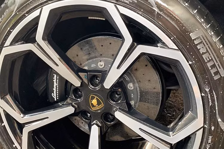 Ngoài khác biệt bộ áo màu ghi xám so với màu trắng của chiếc Lamborghini Urus thuộc sở hữu Minh Nhựa, chiếc siêu SUV thứ 2 tại thị trường Việt Nam này còn được trang bị bộ mâm cá tính hơn so với chiếc đầu tiên khi có kích thước lên đến 23 với thiết kế 5 chấu kép hình chữ Y và cùm phanh màu đen.