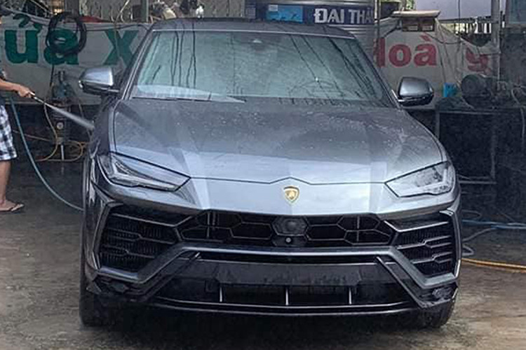 Được biết, một vị địa gia tại Nha Trang đã tậu chiếc siêu SUV Lamborghini Urus thứ 2 tại Việt Nam này. Đây cũng là điều gây không ít bất ngờ cho cộng đồng mạng và những người yêu xe, đáng chú ý chính là hình ảnh chiếc Lamborghini Urus được vận chuyển trên xe chuyên dụng từ thủ đô Hà Nội vào thành phố biển.
