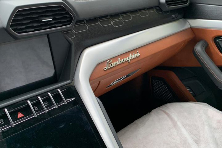 Xe cũng được trang bị nhiều công nghệ giải trí hiện đại nhất như kết nối Apple CarPlay và Android Auto, loa Bang &amp; Olufsen với công suất 1.700 W. Màn hình hiển thị head-up, giao diện dành cho điện thoại thông minh Lamborghini hay 2 màn hình thông minh giải trí cho hàng ghế sau.