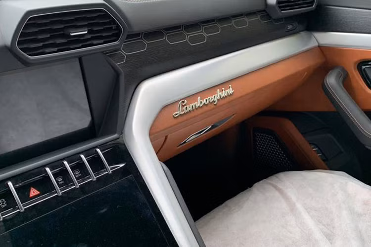 Xe cũng được trang bị nhiều công nghệ giải trí hiện đại nhất như kết nối Apple CarPlay và Android Auto, loa Bang &amp; Olufsen với công suất 1.700 W. Màn hình hiển thị head-up, giao diện dành cho điện thoại thông minh Lamborghini hay 2 màn hình thông minh giải trí cho hàng ghế sau.