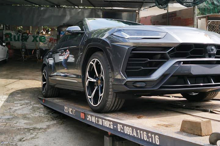 Như vậy, chỉ sau gần 1 tuần được khui công tại cảng Hải Phòng, cả 2 chiếc siêu SUV Lamborghini Urus đầu tiên về Việt Nam theo diện xe chính hãng đã chính thức được bàn giao cho chủ nhân ngay trong ngày 19/11/2018.
