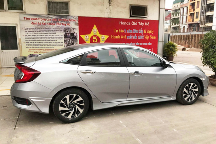 Những hình ảnh thực tế được ghi lại có thể thấy những đặc trưng riêng biệt của phiên bản 1.8 AT như bộ mâm có thiết kế xoáy, kích thước 16 inch nhỏ hơn 1.5 Turbo, bộ đèn pha Bi-xenon Projector chứ không phải Full Led như bản 1.5 Turbo. Ngoài ra phiên bản trong ảnh được độ thêm bộ bodykit thể thao, đây có thể chỉ là tùy chọn thêm.