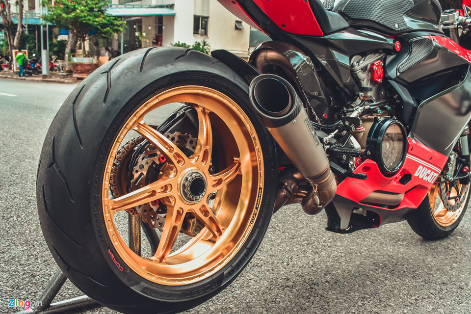 Bộ mâm màu vàng bắt mắt, được cắt CNC nguyên khối từ nhôm của hãng OZ Racing danh tiếng. Đi kèm với đó là gắp đơn giống với "đàn anh" Ducati 1199 Panigale. Nguyên bộ có trị giá gần 100 triệu đồng.