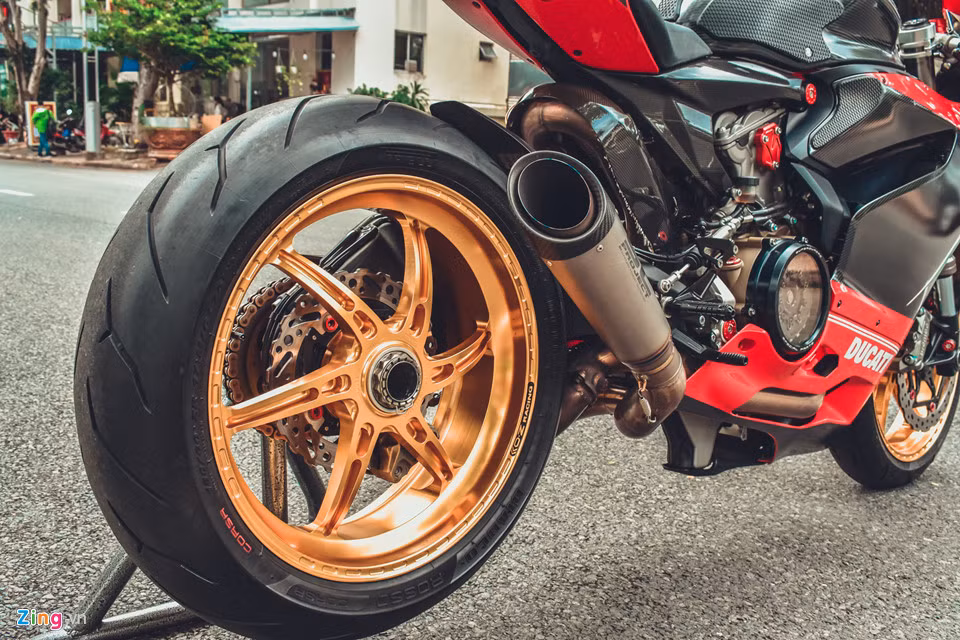 Bộ mâm màu vàng bắt mắt, được cắt CNC nguyên khối từ nhôm của hãng OZ Racing danh tiếng. Đi kèm với đó là gắp đơn giống với "đàn anh" Ducati 1199 Panigale. Nguyên bộ có trị giá gần 100 triệu đồng.