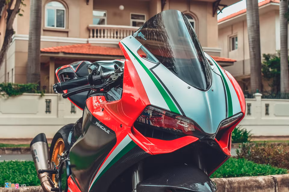 Chủ nhân không không tác động vào ngoại hình của chiếc xe, mà cải thiện hiệu năng bằng một loạt đồ chơi hàng hiệu đắt tiền. Sự khác biệt thấy rõ nhất là bộ tem bên ngoài, lấy mảng màu đỏ, carbon cùng màu cờ Ý làm chủ đạo. Kính chắn gió phía trước của hiệu Zero Gravity.