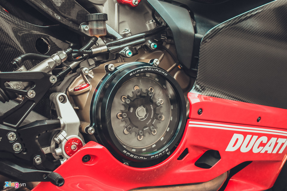 Nồi trong suốt của Ducabike có thể thấy hoạt động ở bên trong. Động cơ nguyên bản của xe môtô Ducati 899 Panigale là loại động cơ Superquadro V-Twin, dung tích 898 cc, sản sinh công suất đến 148 mã lực tại 10.750 vòng/phút và mô-men xoắn cực đại 99 Nm tại 9.000 vòng/phút. Hộp số 6 cấp.