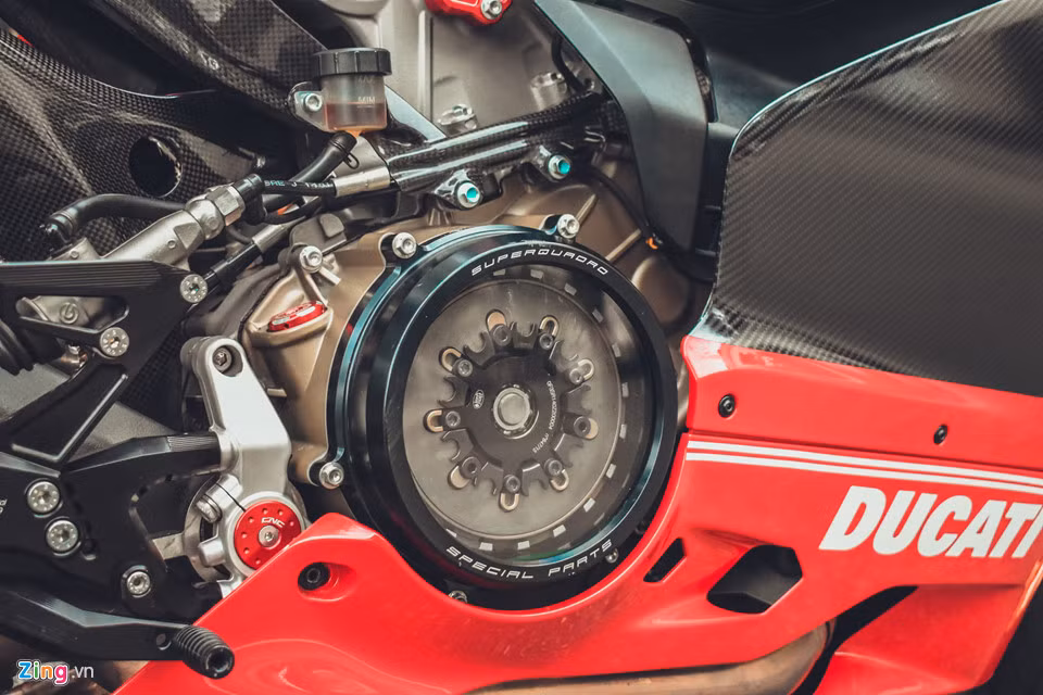 Nồi trong suốt của Ducabike có thể thấy hoạt động ở bên trong. Động cơ nguyên bản của xe môtô Ducati 899 Panigale là loại động cơ Superquadro V-Twin, dung tích 898 cc, sản sinh công suất đến 148 mã lực tại 10.750 vòng/phút và mô-men xoắn cực đại 99 Nm tại 9.000 vòng/phút. Hộp số 6 cấp.