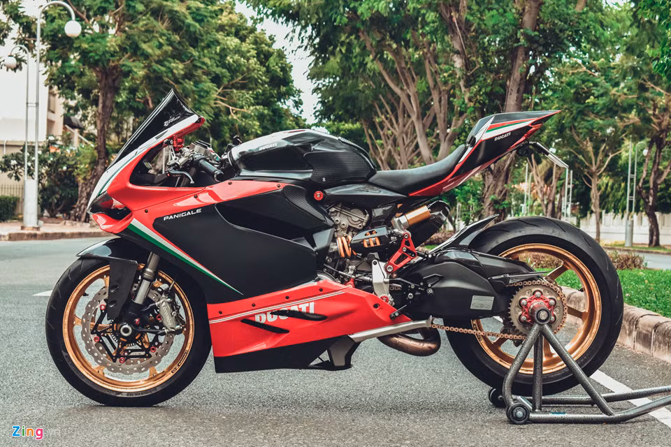 Ducati 899 Panigale ra mắt lần đầu tiên tại Việt Nam năm 2014, đi kèm giá bán 577 triệu đồng. Nó được coi là mẫu xe "giá rẻ" của 1199 Panigale, đồng nghĩa với việc sử dụng động cơ yếu hơn, và một số trang bị không cao cấp giống "đàn anh", như phuộc, đèn pha, đồng hồ, gắp đôi kém thẩm mỹ hơn... 