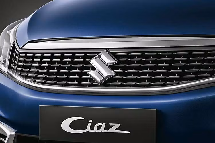 Về ngoại hình, Suzuki Ciaz phiên bản nâng cấp 2018 vẫn có nét thiết kế tương tự như mẫu xe đời cũ; tuy nhiên, cũng xuất hiện những sự khác biệt dễ nhận ra. Mẫu xe năm 2018 có mặt ca-lăng hoàn toàn mới.
