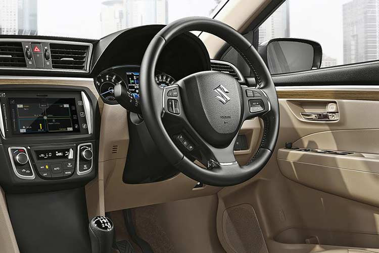 Về nội thất, Ciaz phiên bản facelift 2018 cũng ít nhiều có sự tương đồng với đời trước, với nội thất màu be, nhưng đã có thêm một số chi tiết giả gỗ, vô-lăng và bọc ghế mới, tích hợp sẵn kết nối Apple CarPlay và Android Auto, cùng với đó là hệ thống “Suzuki Connect’ mới ra mắt gần đây. Các thay đổi khác có thể kể đến như cụm đồng hồ có màu sắc mới và trang bị thêm tính năng kiểm soát hành trình.