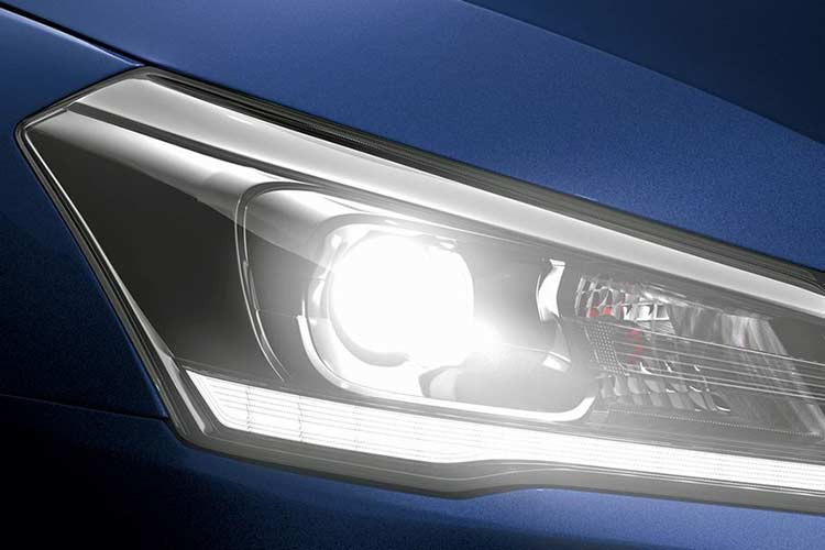 Các chi tiết ngoại hình khác của phiên bản nâng cấp cho năm 2018 của Ciaz cũng được cập nhật như: lưới tản nhiệt được thiết kế lại, cụm đèn pha mới với các đèn projector và đèn định vị ban ngày. Cản trước cũng có các thay đổi với khe hút gió lớn hơn và thiết kế hấp dẫn hơn.