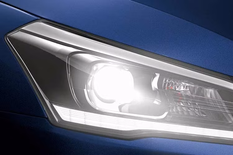 Các chi tiết ngoại hình khác của phiên bản nâng cấp cho năm 2018 của Ciaz cũng được cập nhật như: lưới tản nhiệt được thiết kế lại, cụm đèn pha mới với các đèn projector và đèn định vị ban ngày. Cản trước cũng có các thay đổi với khe hút gió lớn hơn và thiết kế hấp dẫn hơn.