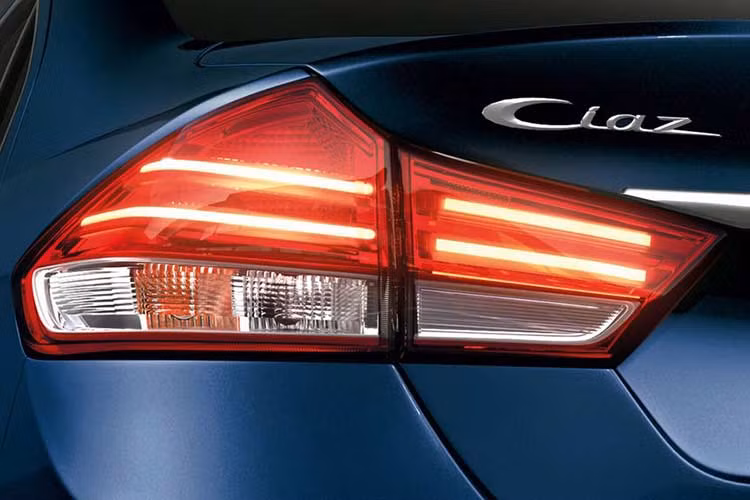 Ngoài ra, xe còn sở hữu bánh mâm hợp kim mới và các nâng cấp nhỏ cho phía sau như đèn hậu LED kiểu mới. Ra mắt lần đầu tiên vào năm 2014, đây là lần đầu tiên Suzuki Ciaz nhận được nhiều cập nhật như vậy.