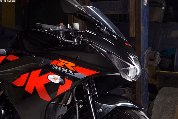 Thiết kế của Suzuki GSX-R150 với tổng thể gồm dài 2.020 mm, chiều rộng 700mm, cao 1.075 mm, chiều dài trục cơ sở 1.300 mm, chiều cao yên 785 mm và khoảng sáng gầm 150 mm. Bình xăng của Suzuki GSX-R150 được bê nguyên từ Gixxer 155 sang với dung tích bình xăng 11 lít.